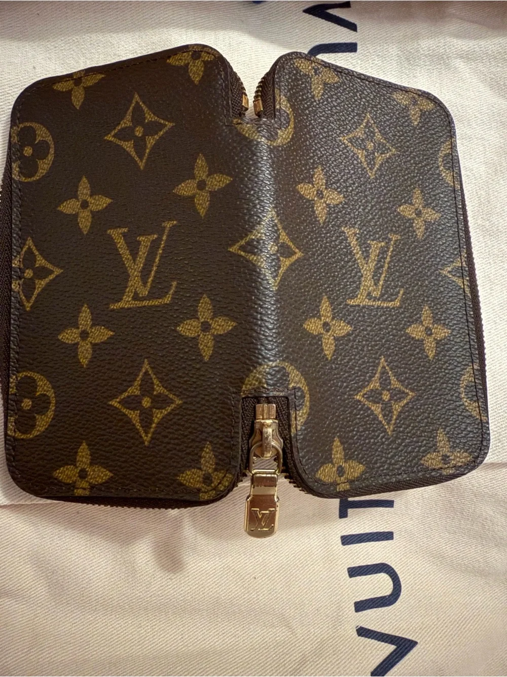 Louis Vuitton Brown Monogram Zipped 6 Key holder